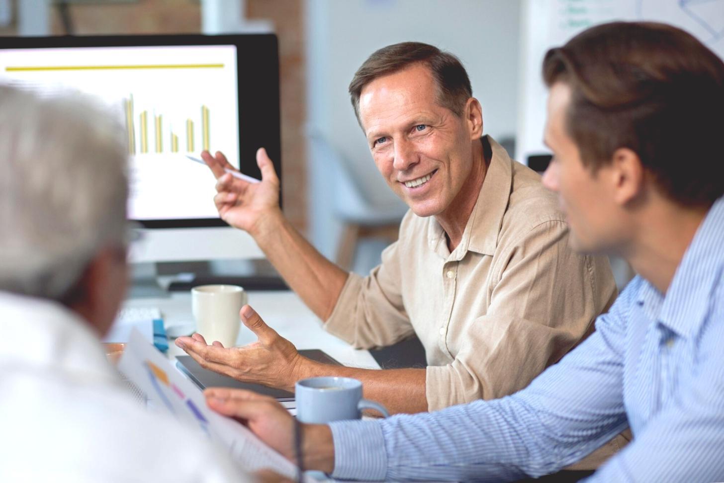 Geschäftspartner bei strategischer Finanzplanung